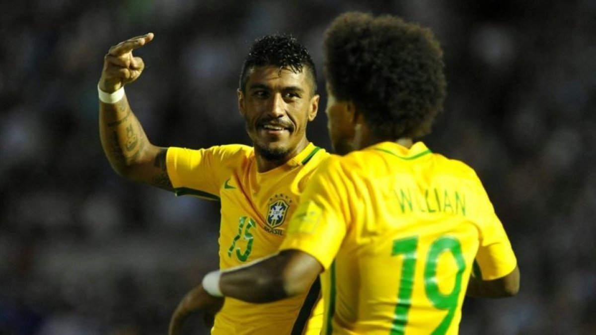 Paulinho celebra un gol contra Uruguay el pasado mes de marzo con su compañero en la selección brasileña Willian.-AFP / DANTE FERNANDEZ
