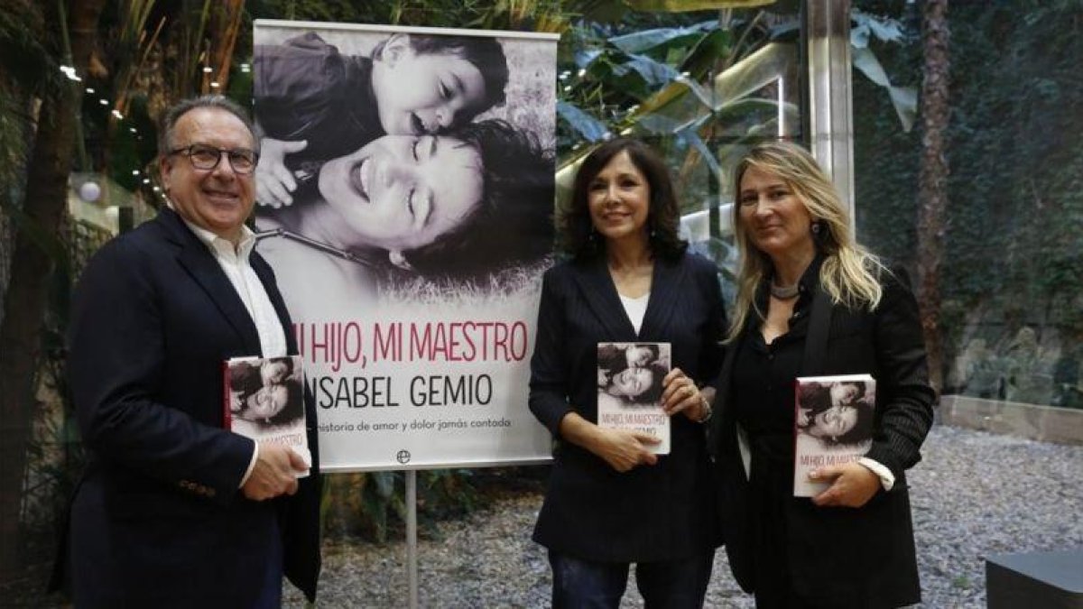 Isabel Gemio, en el centro, con Josep Cuní y Joana Bonet, en Barcelona, en la presentación de su libro Mi hijo, mi maestro.-ÁLVARO MONGE