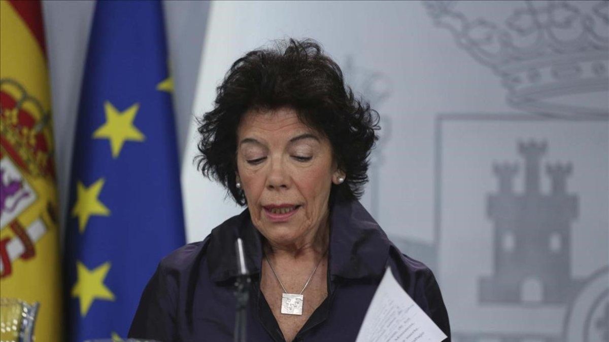 La portavoz del Gobierno, Isabel Celaá, en la rueda de prensa posterior al Consejo de Ministros.-DAVID CASTRO