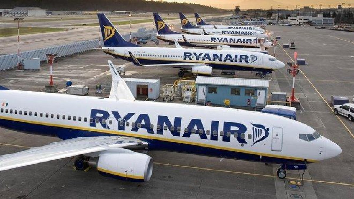 Aviones de Ryanair en el aeropuerto de Madrid.-EUROPA PRESS