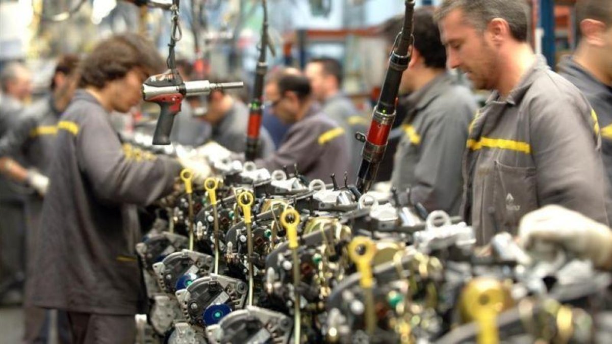 Cadena de montaje de una planta de fabricación de automóviles.-EL PERIÓDICO