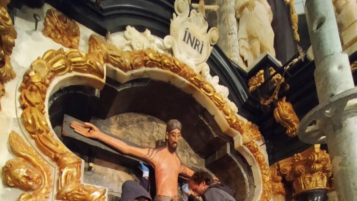 La Junta concluye la restauración del retablo de la capilla del Cristo del Milagro de la catedral burgense.-HDS