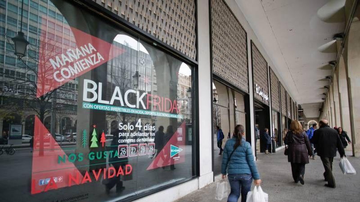 Anuncios del Black Friday en los escaparates de El Corte Inglés de Independencia, en 2015.-CHUS MARCHADOR