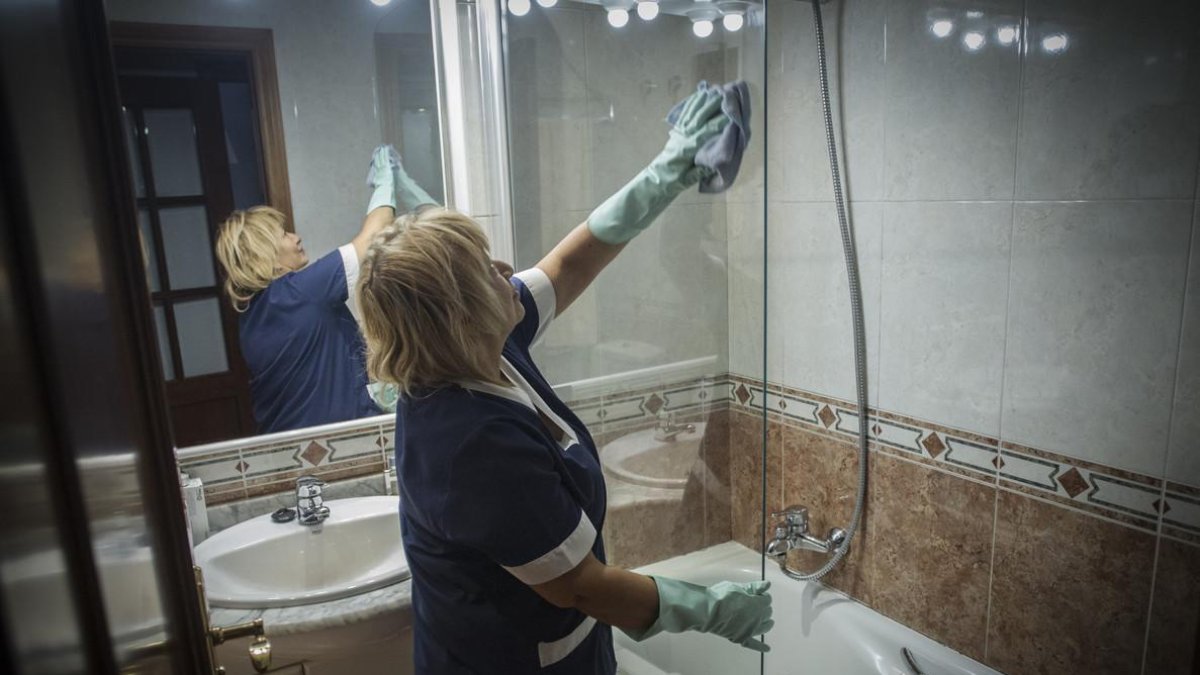 Una mujer de limpieza en un hogar realizando sus labores profesionales. /-CARLOS MONTANYES (EL PERIÓDICO)