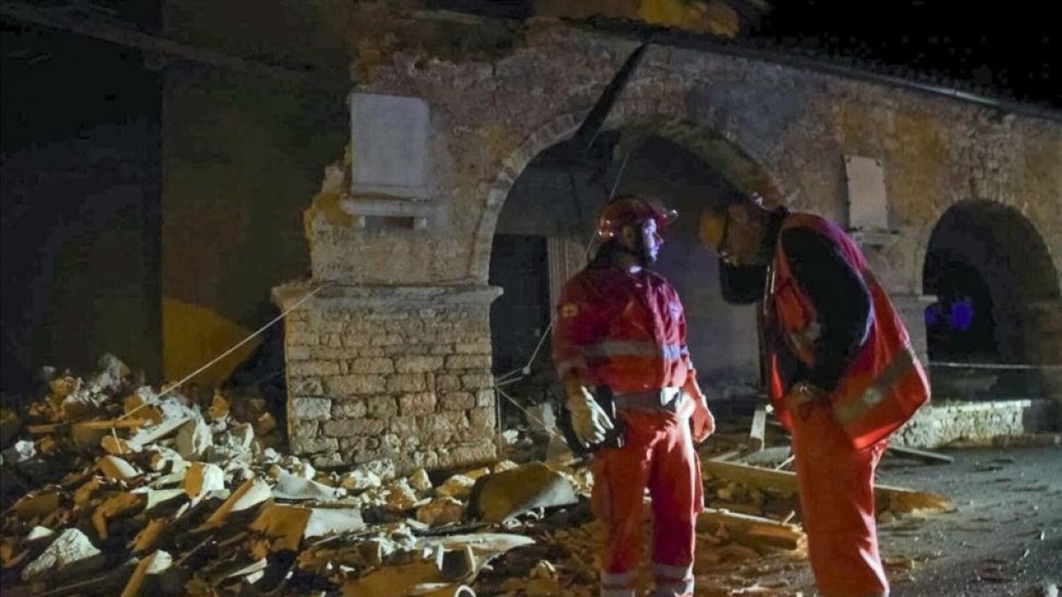 Equipos de rescate en la localidad italiana de Visso, en el centro del país, el pasado día 26.-ANSA