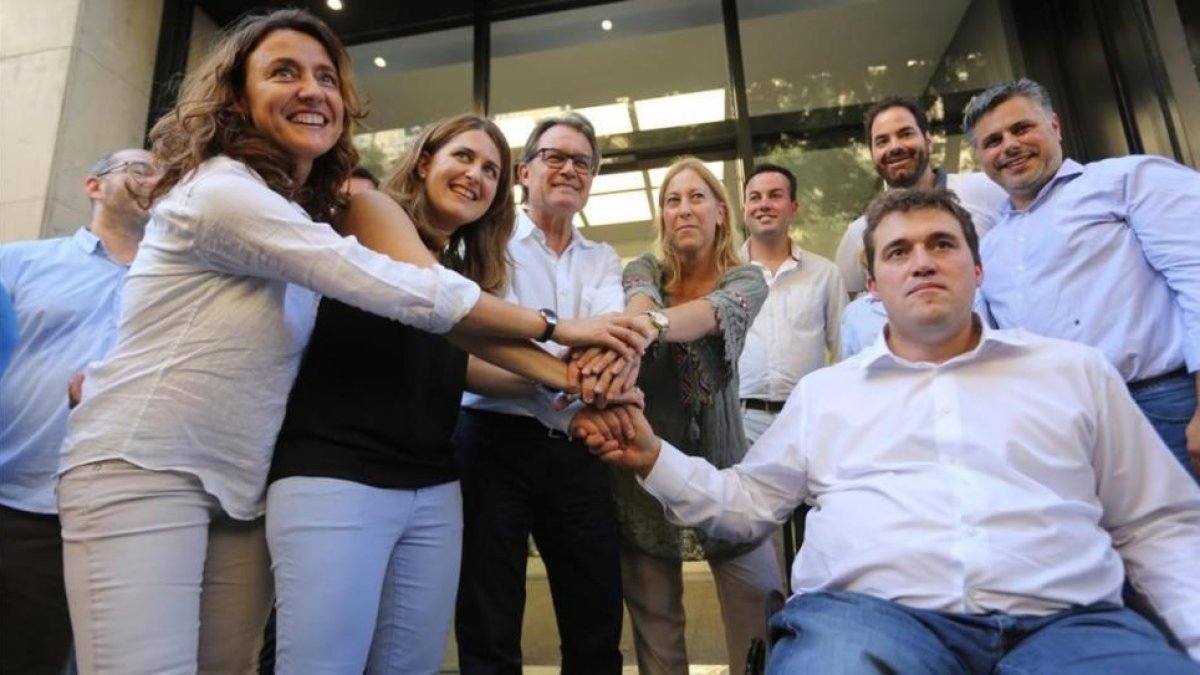 Mercè Conesa, Marta Pascal, Artur Mas, Neus Munté, David Bonvehí y otros miembros de la cúpula del PDC, tras las elecciones internas.-DANNY CAMINAL