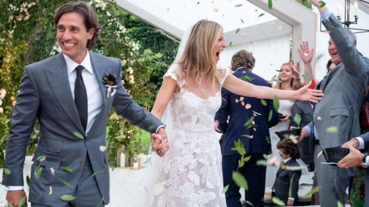 Gwyneth Paltrow y Brad Falchuk, en día de su boda, el pasado 29 de septiembre.-EL PERIÓDICO