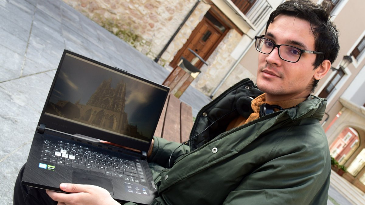 Gabriel García ha hecho una réplica de la Catedral de Burgos.-ICAL