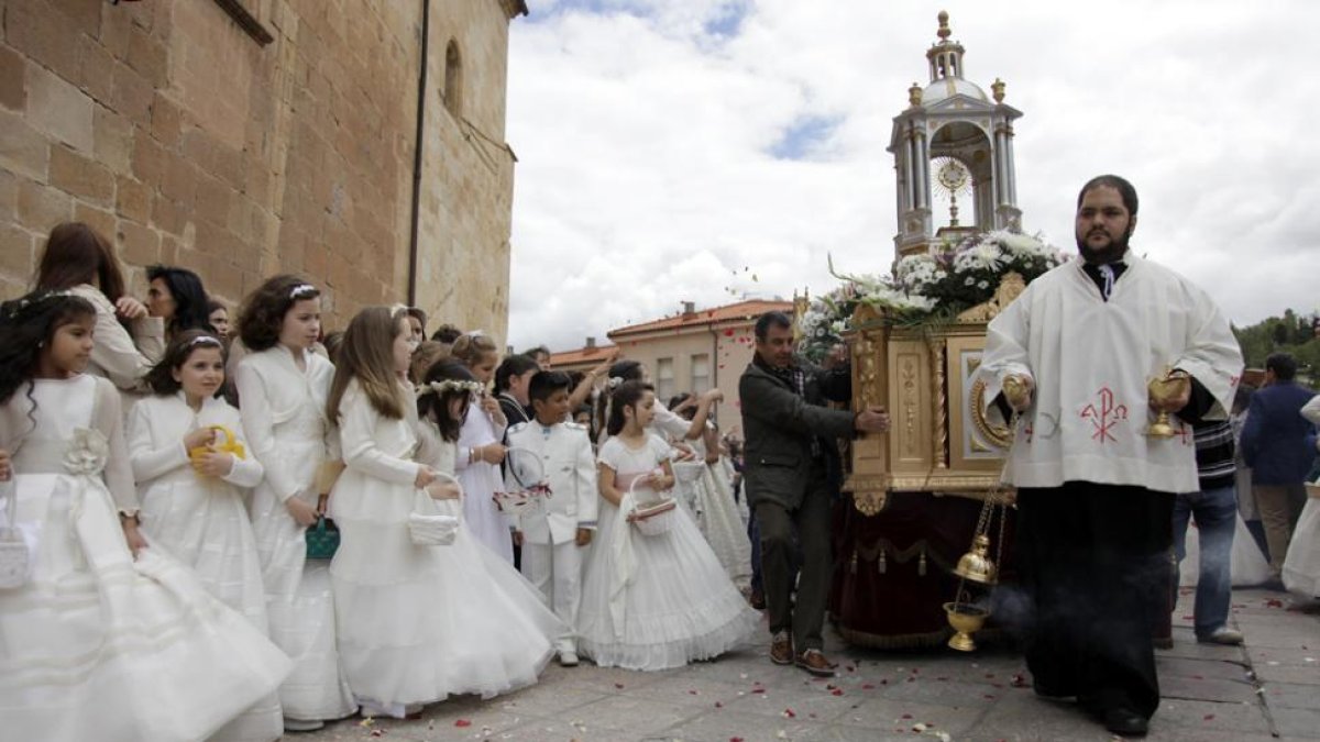 La procesión del Curpus en la capital junto a la iglesia de La Mayor.-DIEGO MAYOR