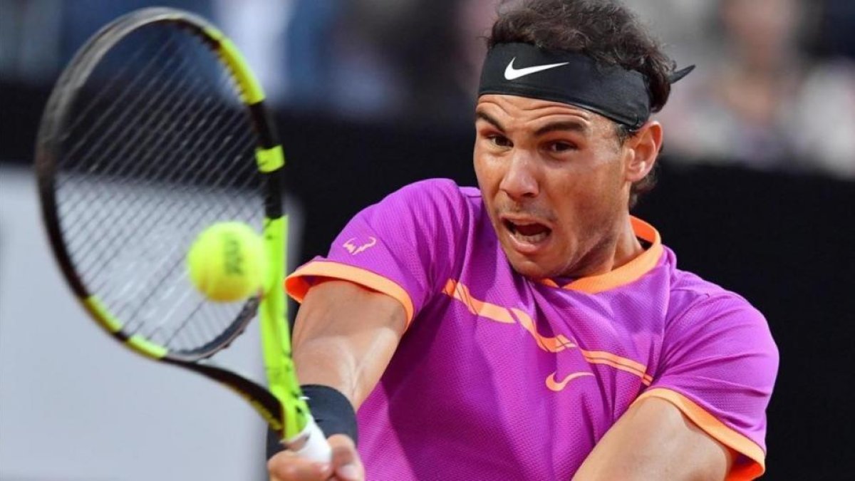 Nadal ejecuta un golpe en su partido ante Sock en Roma.-ETTORE FERRARI