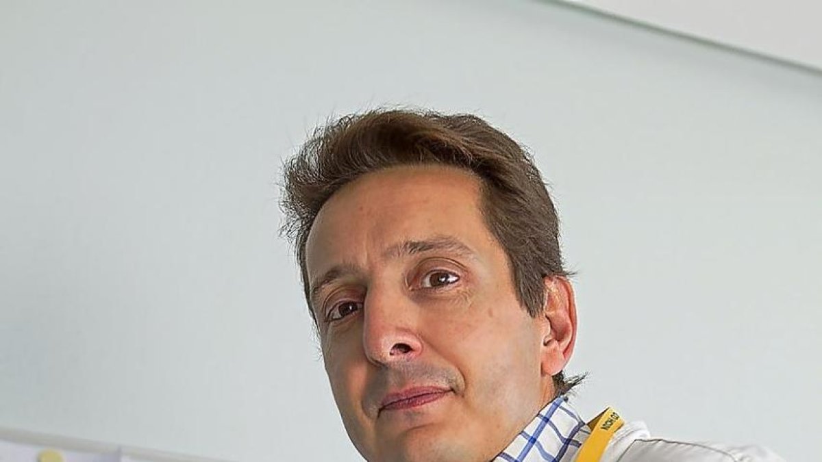 Daniel de Luis, jefe de Endocrinología, en las instalaciones del Hospital Clínico Universitario.-J. M. LOSTAU