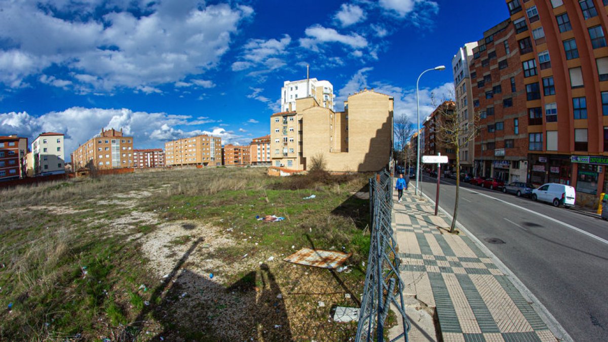 Suelo entre la avenida de Valldolid y García Solier pendiente de desarrollo. MARIO TEJEDOR