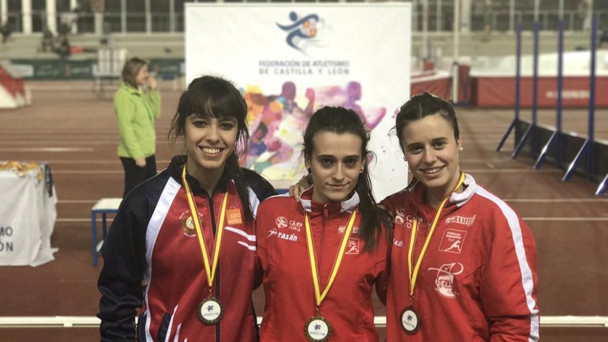 Natalia Tejedor, en el centro de la imagen, fue oro en longitud e Isabel Hernández (derecha) fue bronce.-Cedida