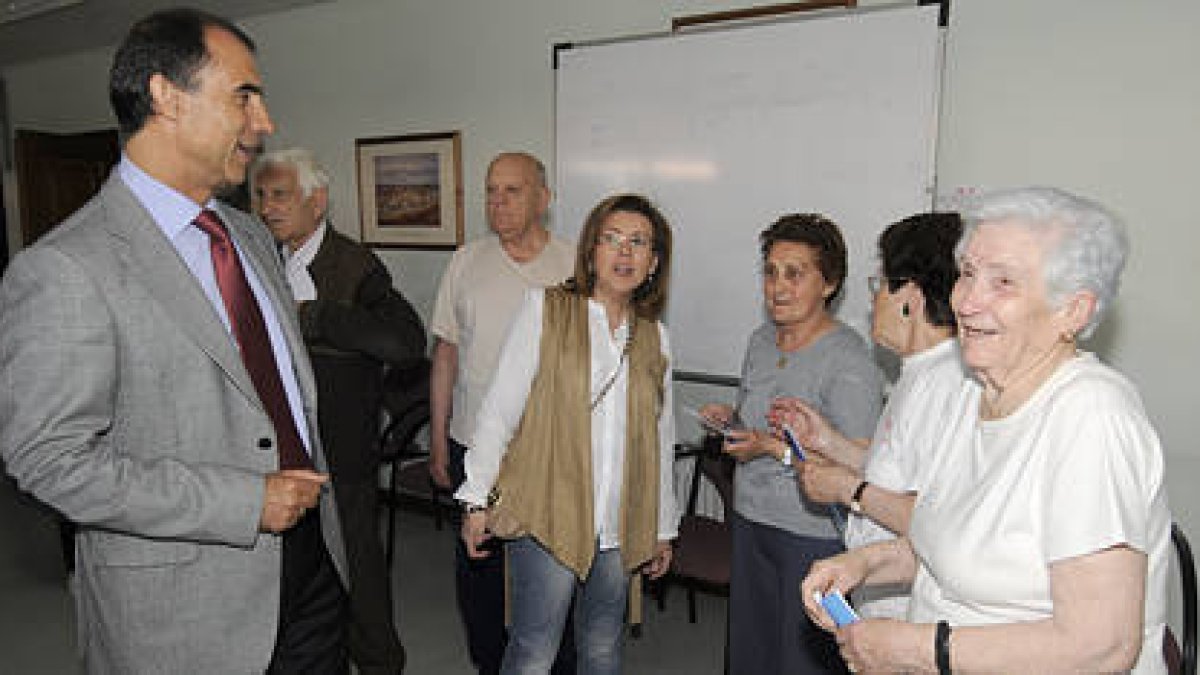 César Antón y Marimar Angulo, ayer en el hogar del Espolón. / VALENTÍN GUISANDE-