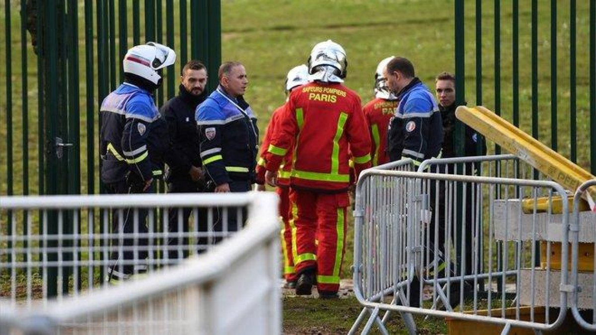 Agentes de policía y bomberos intervienen en el ataque de Villejuif, al sur de París.-AFP