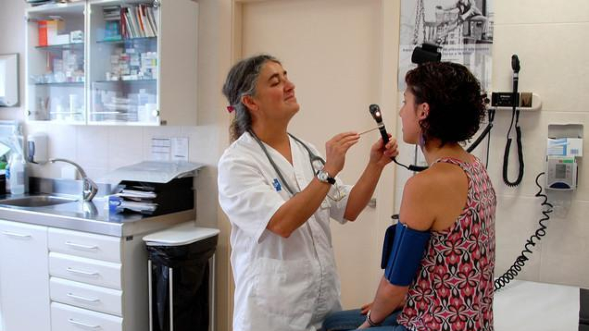 Una doctora revisa a una paciente en un ambulatorio. HDS
