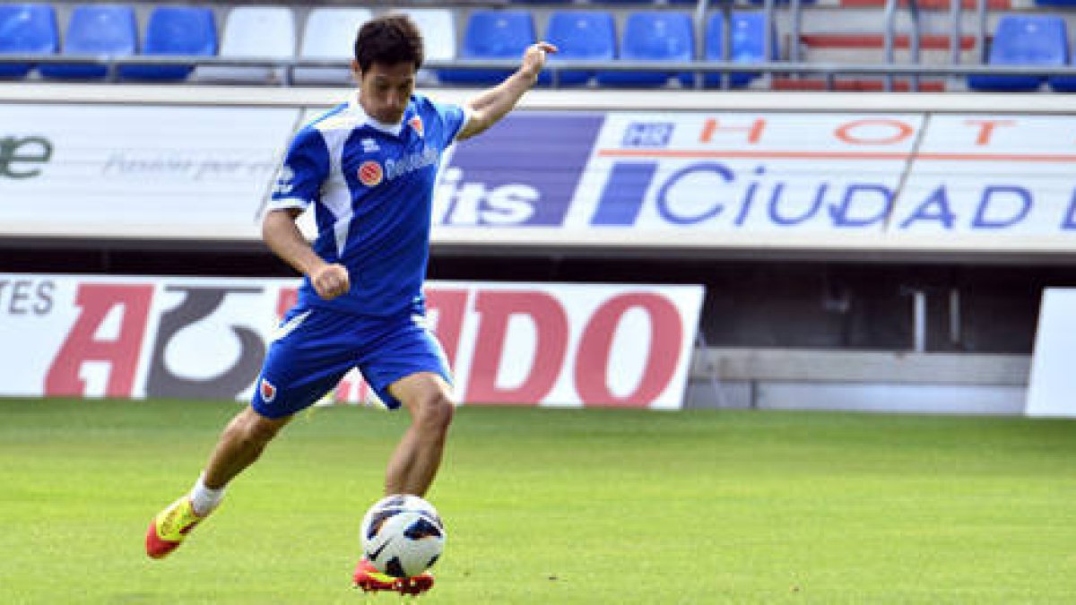 Del Pino en el entrenamiento de ayer en el campo de Los Pajaritos. / A. Martínez-