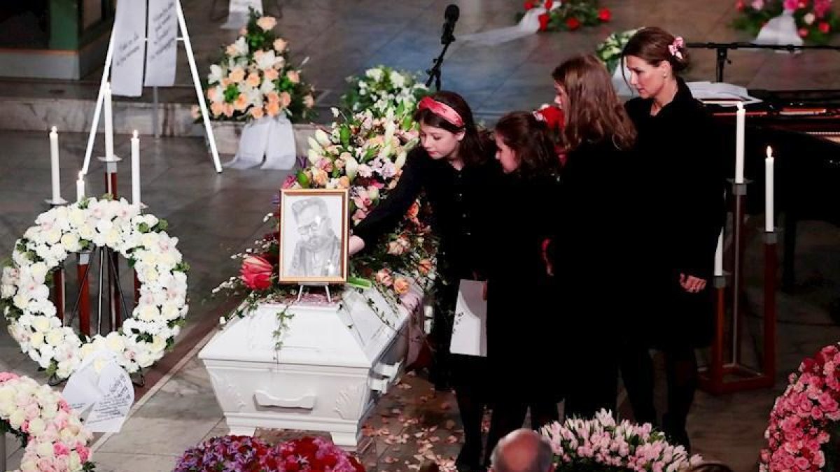 La familia de Ari Behn durante el funeral poniendo flores sobre el ataud.-EFE