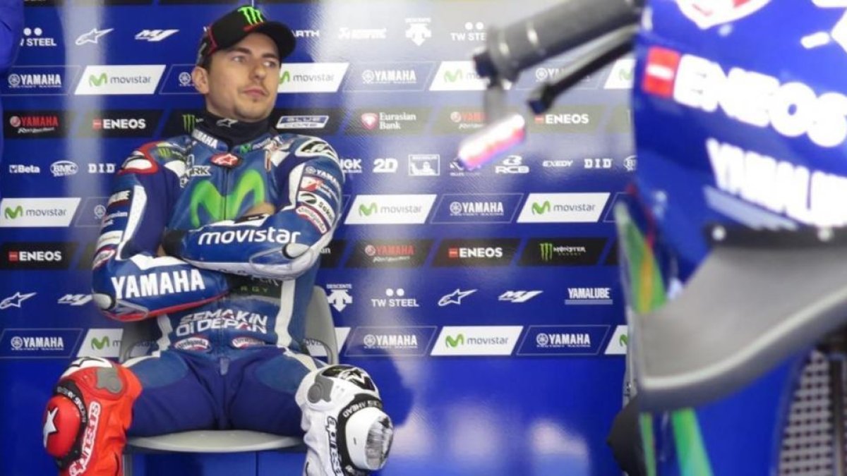 Jorge Lorenzo (Yamaha) espera paciente, en su box, que deje de llover para volver a la pista tras su caída en Sachsenring.-EMILIO PÉREZ DE ROZAS / Enviado especial