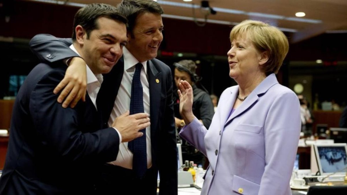 Alexis Tsipras (izq), primer ministro de Grecia; su homónimo italiano, Matteo Renzi (centro) y Angela Merkel, cancillera alemana, en Bruselas, el 25 de junio del 2015.-ALAIN JOCARD