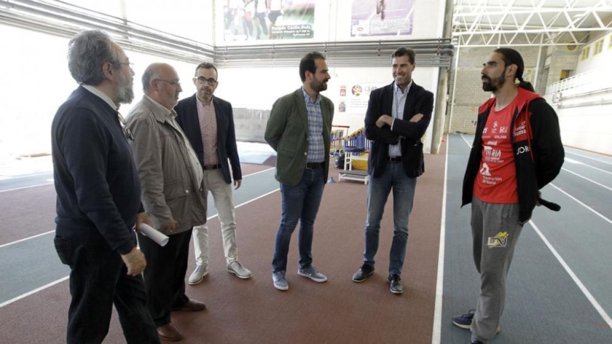 Raúl Chapado, Enrique Márquez, Carlos de la Casa, Amancio Martínez, Ramón Martínez y Ángel Hernández, ayer, en el acto de presentación.-LUIS ÁNGEL TEJEDOR