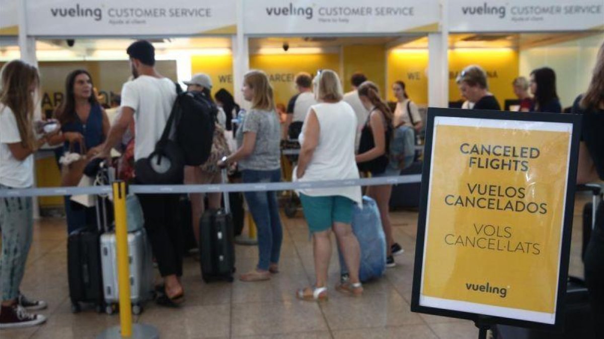 Mostradores de facturación de Vueling.-ELISENDA PONS