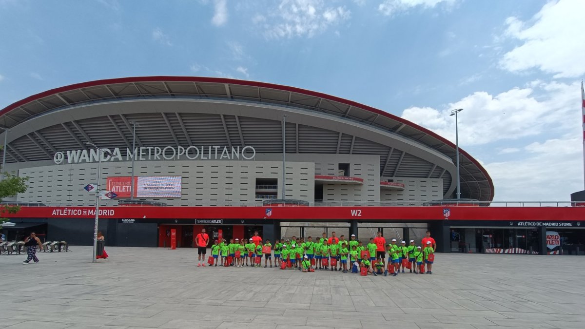 Visita del campus del Almazán al campo del Atlético de Madrid. Twitter SD Almazán