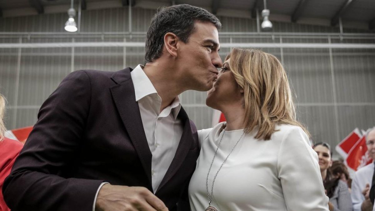 Pedro Sánchez besa a Susana Díaz, durante el comité federal del PSOE.-EFE / EMILIO NARANJO