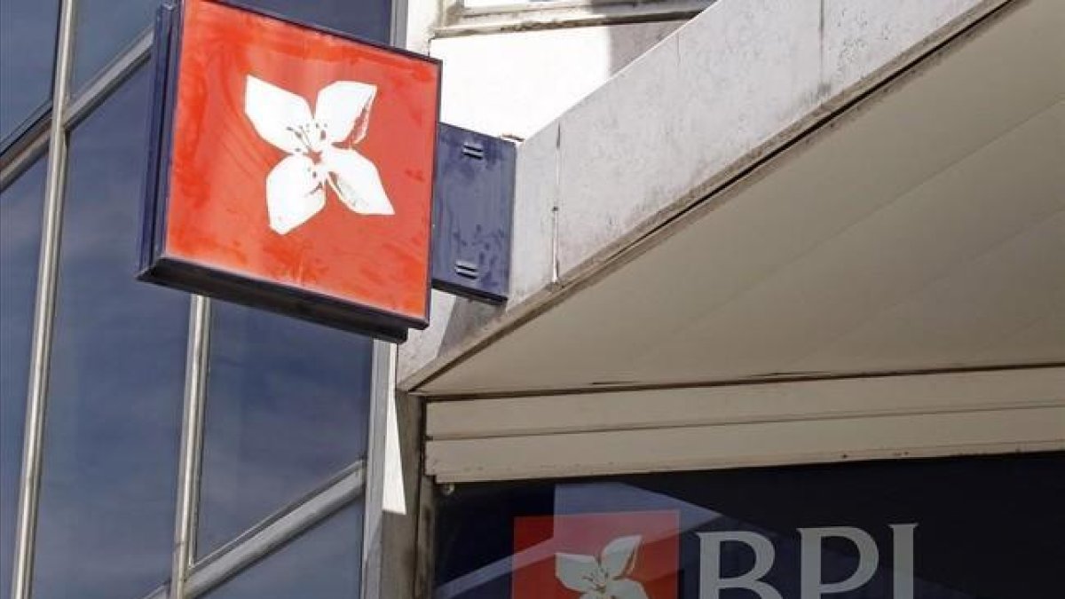 Emblema del banco portugués BPI en una oficina de Lisboa.-REUTERS / JOSE MANUEL RIBEIRO