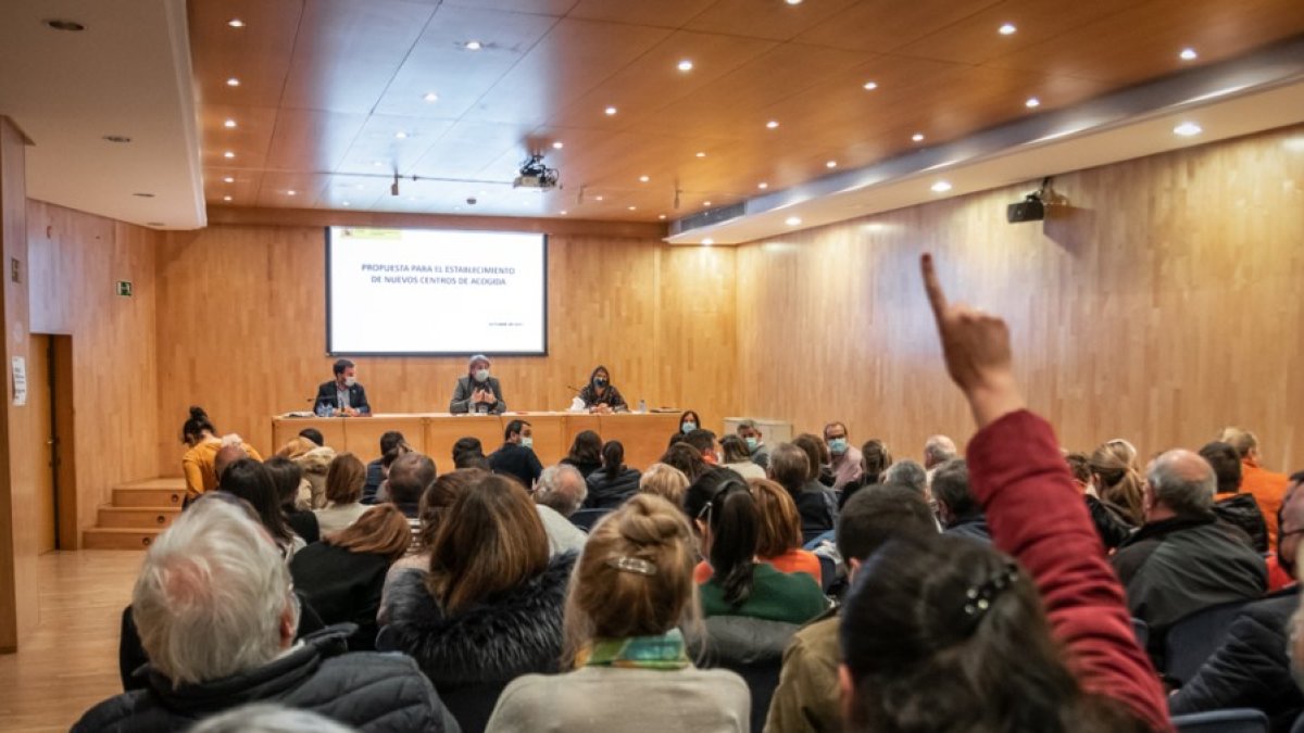 El salón de actos del Gaya Nuño rozó el lleno en la presentación y debate del proyecto. GONZALO MONTESEGURO