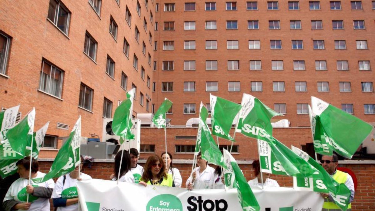 El sindicato Satse se concentra en el hospital Clínico para pedir mejoras en sus condiciones laborales-Ical