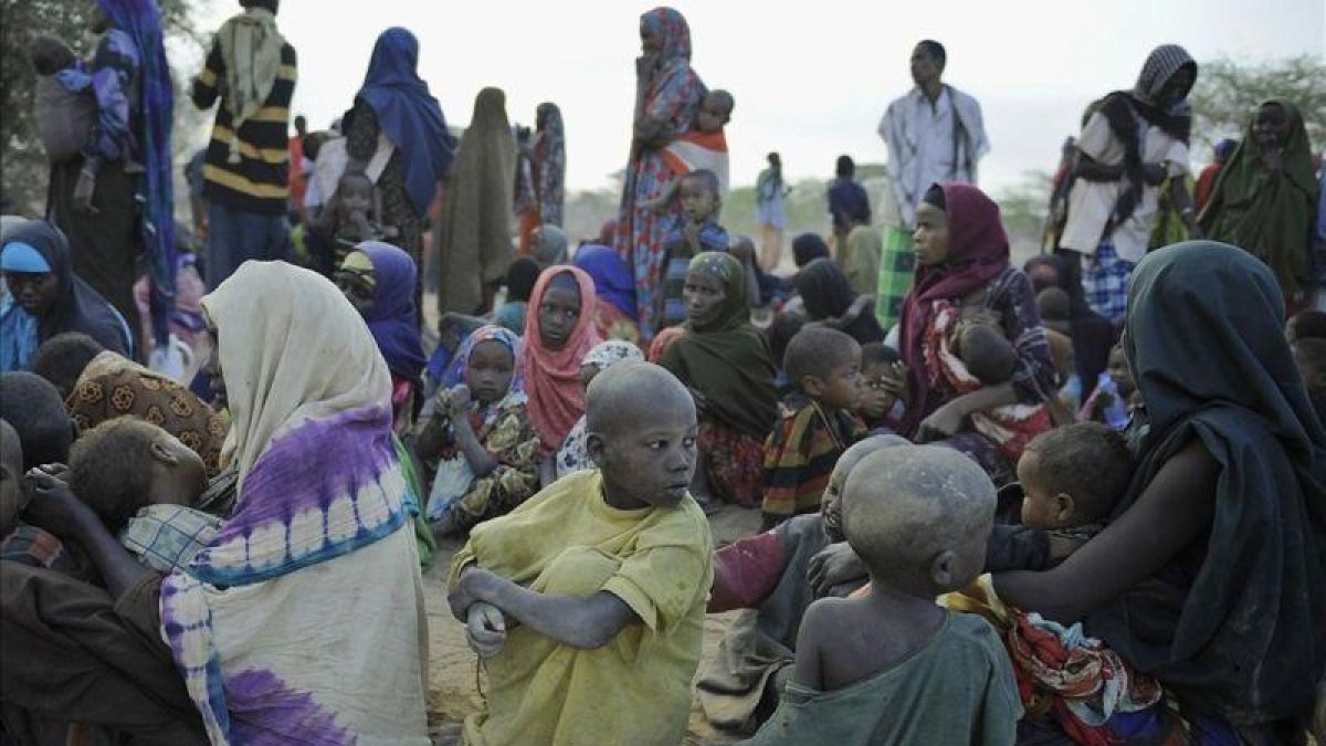 Desplazados esperan ser registrados en el campo de Dadaab, en Kenia.-TONY KARUMBA (AFP)