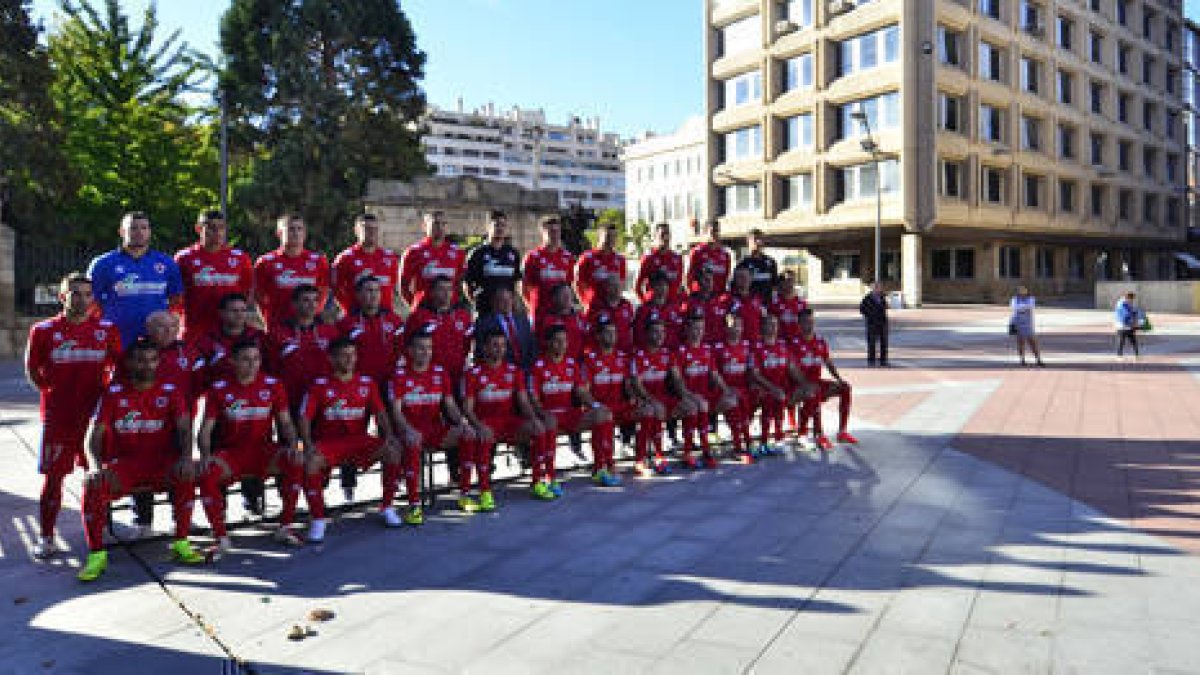 El C.D. Numancia posó ayer para la foto oficial de la temporada 2014-2015. / ÁLVARO MARTÍNEZ-
