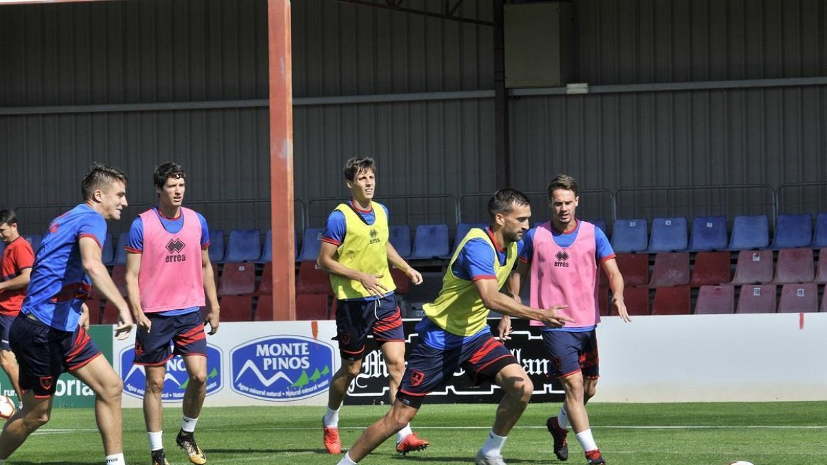 Uno de los últimos entrenamientos de la plantilla rojilla.-VALENTÍN GUISANDE