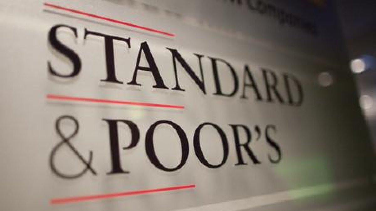 Placa de Standard & Poor’s en la sede de la agencia en París.-IAN LANGSDON (EFE)