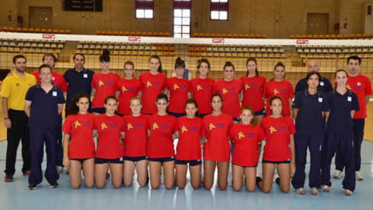 Plantila y cuerpo técnico del Caep Soria de voleibol. / ÁLVARO MARTÍNEZ-