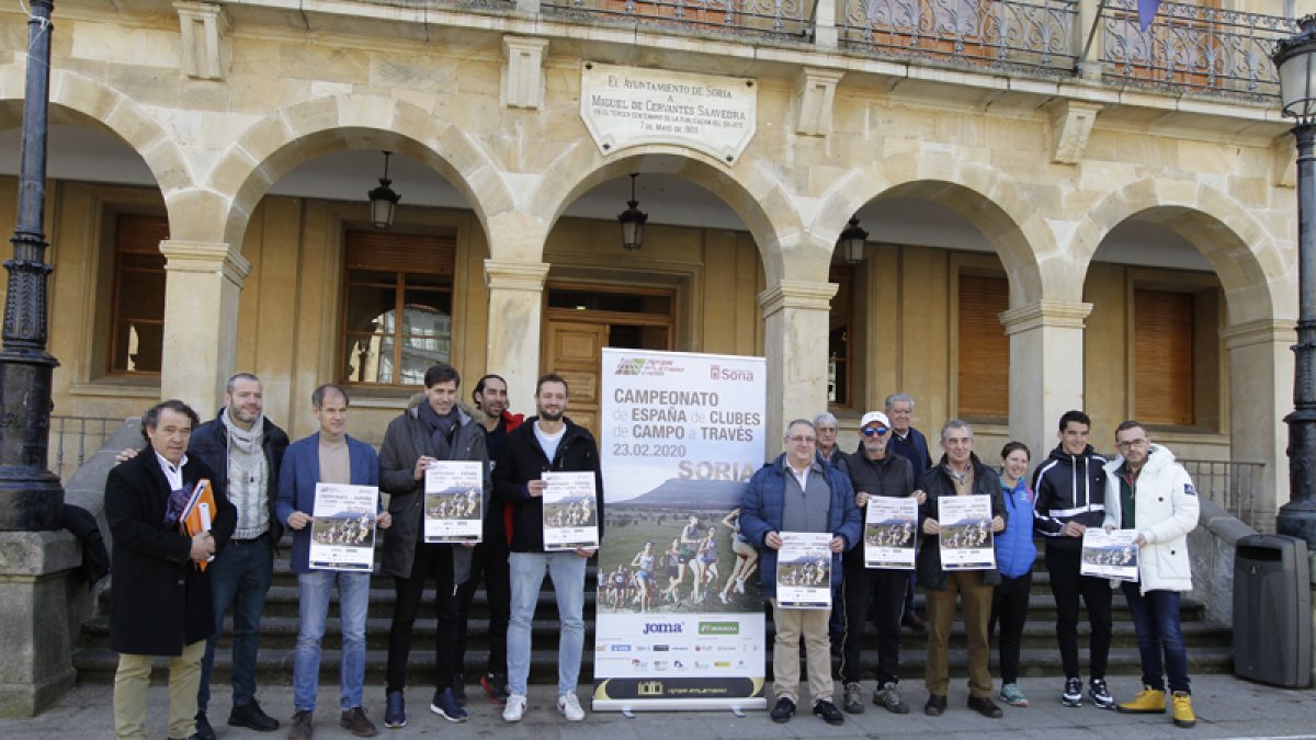 Los protagonistas de la presentación del Campeonato de España de Campo a través de Clubes, ayer, en el Ayuntamiento de Soria. Luis Ángel Tejedor.