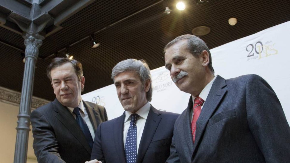 El teniente de alcalde de Salamanca Agustín Sánchez de Vega, el presidente de las Bodegas Emilio Moro, José Moro Espinosa y el director de Casa Lis, Pedro Pérez Castro (I)-Ical