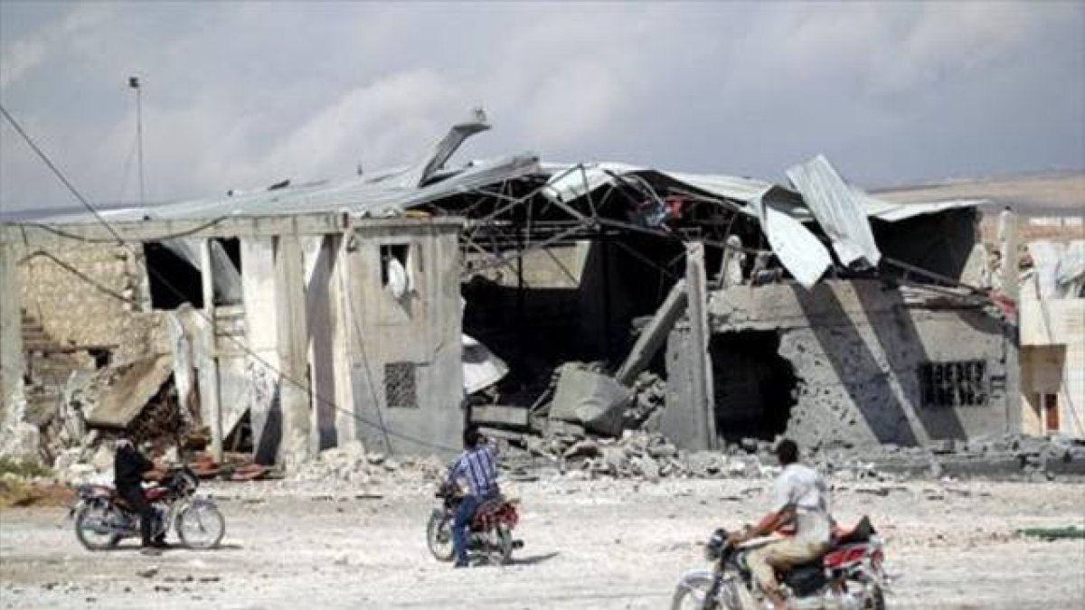Destrozos causados por los bombardeos rusos en las afueras de la ciudad siria de Idlib.-REUTERS / KHALIL ASHAWI