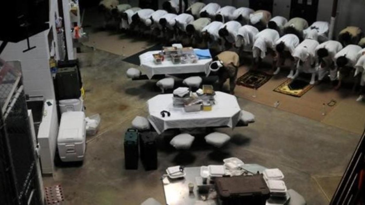Detenidos en Guantánamo rezan en una zona comunal del presidio.-REUTERS