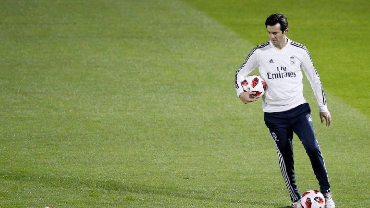 Santiago Solari, entrenador del Real Madrid, durante un entrenamiento en Abu Dabi.-EPA