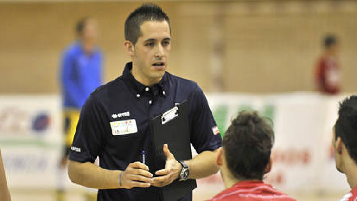 Álvaro Martín, el entrenador del CMA Soria. / Valentín Guisande-
