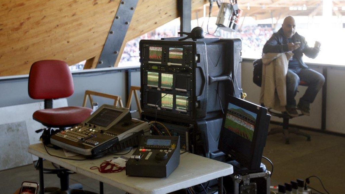 Los equipos de retransmisión televisiva en el campo de Los Pajaritos durante un partido del Numancia.-MARIO TEJEDOR