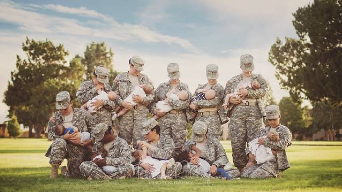 La fotografía de las mujeres soldado alimentando a sus hijos en la base militar de Fort Bliss se ha vuelto viral y es el símbolo de una iniciativa para cambiar la imagen del Ejército.-TARA RUBY
