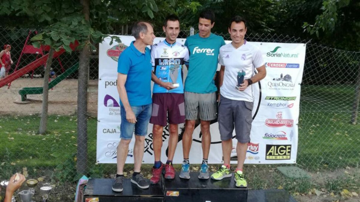 Abel Antón junto a Miguel Alonso, Enrique Fernández Pinedo y Javier Petreñas en el podio de ganadores en la carrera de Chércoles.-D.S.