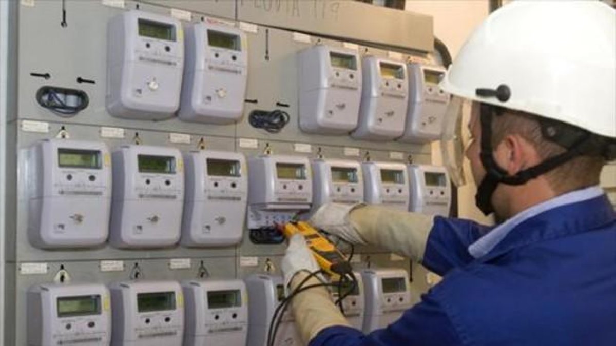Instalación de contadores de electricidad digitales en una comunidad de vecinos. /-