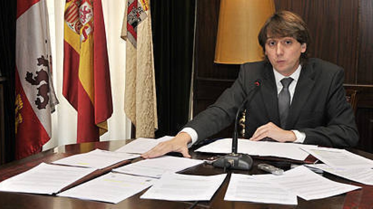 Carlos Martínez Mínguez muestra todos los acuerdos, protocolos y convenios que incluyen compromisos sin cumplir con Soria. / VALENTÍN GUISANDE-