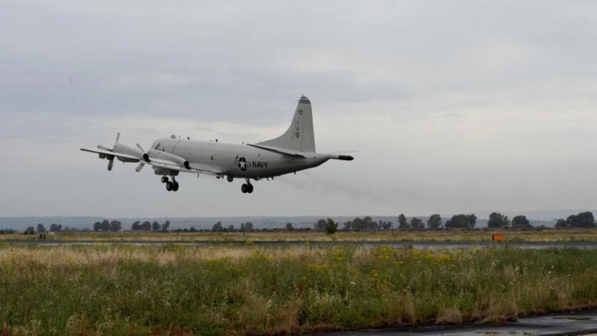 El avión de vigilancia marítima estadounidense que participa en la búsqueda.-AP / Tony D Curtis