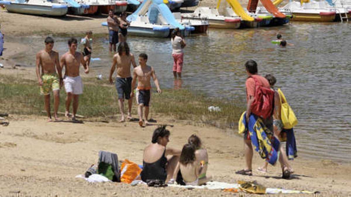 Imagen de archivo de un grupo de turistas disfrutando del verano en playa Pita. / VALENTÍN GUISANDE-