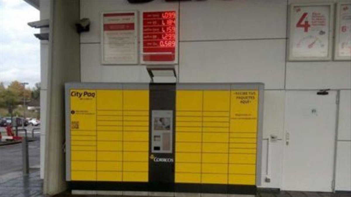 Paquetería de Correos en una gasolinera.-EL PERIÓDICO